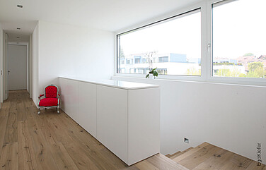 EFH Wil, Innenaufnahme mit Fenster im Obergeschoss