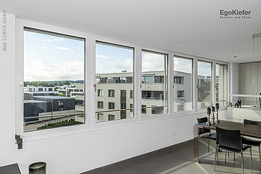 Innenaufnahme MFH RIVAGE Bottighofen, Fensterfront mit Sicht nach draussen