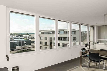 Innenaufnahme MFH RIVAGE Bottighofen, Fensterfront mit Sicht nach draussen