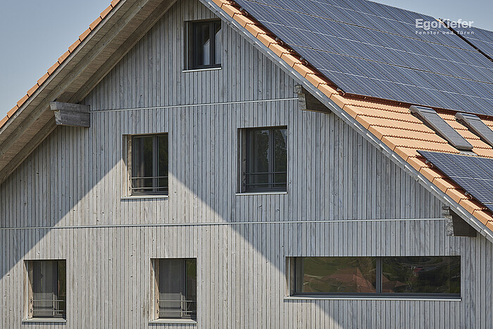 Foto esterna del nuovo edificio sostitutivo completato (MFH) ad Alchenstorf, 6 finestre in PVC/alluminio con profilo in alluminio color antracite