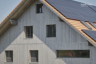 Photo extérieure du bâtiment neuf de remplacement (MFH) terminé à Alchenstorf, 6 fenêtres en PVC/aluminium avec profilé en aluminium de couleur anthracite