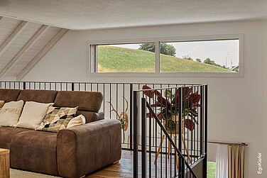 Innenaufnahme des MFH in Alchenstorf, Galerie mit einem 2-flügligen, festverglasten Kunststoff/Aluminium-Fenster