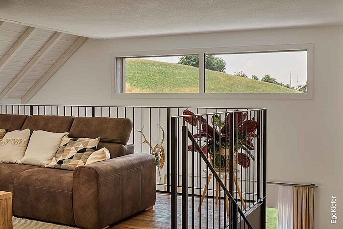 Foto dell'interno dell'MFH di Alchenstorf, galleria con vetrate fisse a 2 ante in PVC/alluminio.