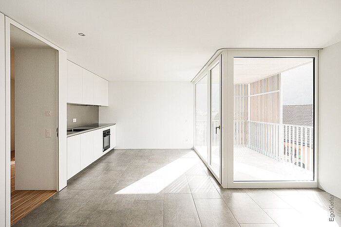 Vue de l'intérieur de la maison d'habitation "Residenza al Sasso", photo dans la cuisine, à droite avec les fenêtres EgoAllstar en bois/aluminium EgoKiefer, deux vantaux à vitrage fixe