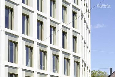 Aussenaufnahme des neuen Gebäudes der Gemeinde Altstätten, Fassade mit Fenstern 