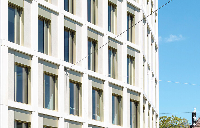 Aussenaufnahme des neuen Gebäudes der Gemeinde Altstätten, Fassade mit Fenstern 