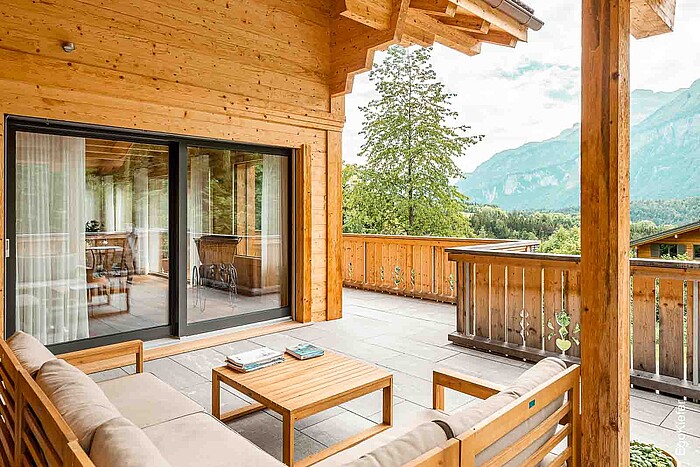 Aussenaufnahme Einfamilienhaus Schwanden, Hebeschiebetüre sichtbar, Blick von der Terasse