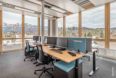 Innenaufnahme mit Holz/Aluminium-Fenster EgoAllstar, Fensterfront mit wunderschöner Aussicht aus einem Büro der ThyssenKrupp Presta AG