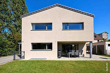 Aussenaufnahme, Frontansicht des Einfamilienhauses in Langenthal mit drei Kunststoff/Aluminium-Fenstern und einer Kunststoff/Aluminium-Hebeschiebetüre