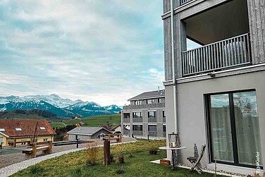 Aussenaufnahme, zwei Mehrfamilenhäuser der Wohnsiedlung Ochsenwies Waldstatt an indyllischer Lage mit majestätischer Aussicht auf den Alpstein