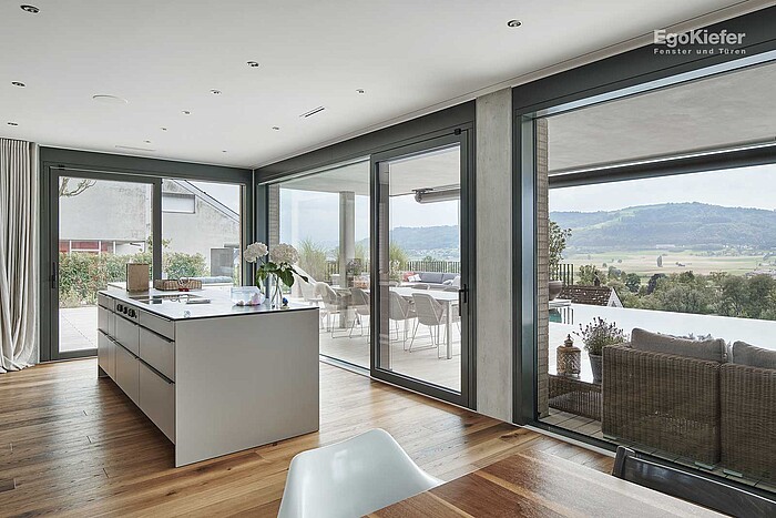 Innenaufnahme eines Einfamilienhauses in Muri mit EgoKiefer Holz/Aluminium-Hebeschiebetüren XL<sup>®</sup>2020