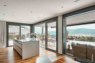 Innenaufnahme eines Einfamilienhauses in Muri mit EgoKiefer Holz/Aluminium-Hebeschiebetüren XL<sup>®</sup>2020