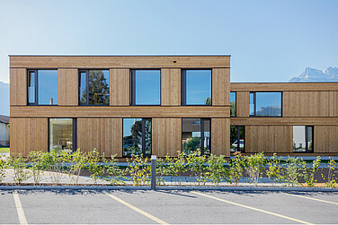 Aussenaufnahme des Neubaus Fondation «La Chaloupe», Collombey mit Holz/Aluminium-Fenstern EgoAllstar