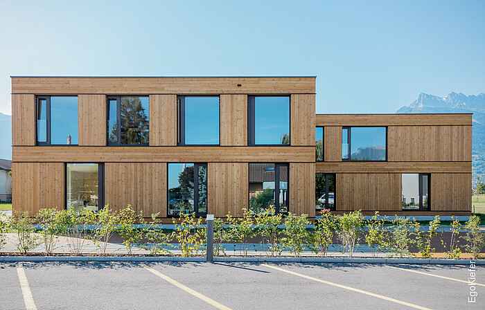 Aussenaufnahme des Neubaus Fondation «La Chaloupe», Collombey mit Holz/Aluminium-Fenstern EgoAllstar