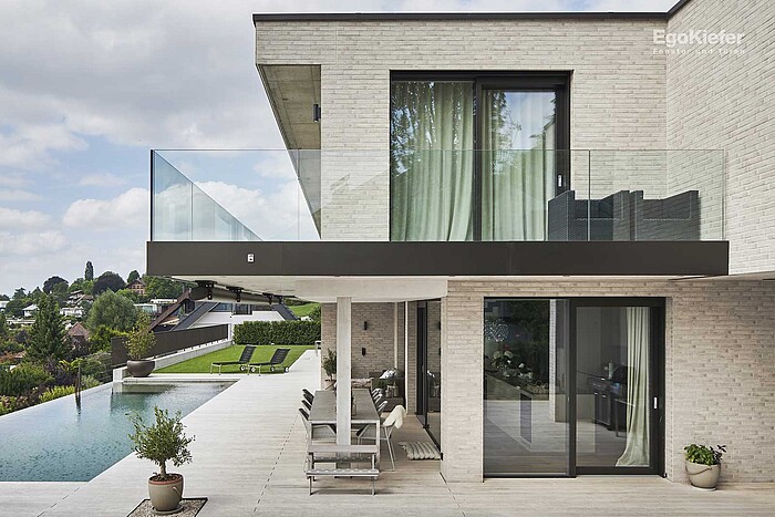 Aussenaufnahme eines Einfamilienhauses in Muri mit mit EgoKiefer Holz/Aluminium-Fenster Ego<sup>®</sup>Selection