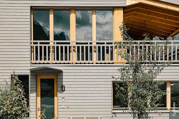 Vista esterna della casa bifamiliare con vista sulla torre Poudrière con finestre in legno EgoWoodstar di alta qualità
