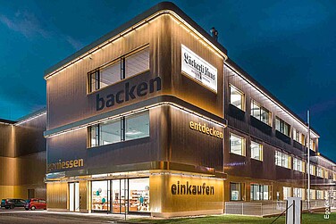 Aussenaufnahme Läckerlihuus Frenkendorf, Dämmerungsstimmung, Gebäude beleuchtet