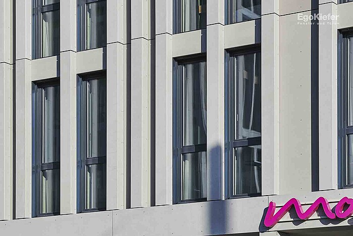 Vue détaillée de l'extérieur, fenêtres visibles, Moxy Hotel, Wankdorf-City à Berne