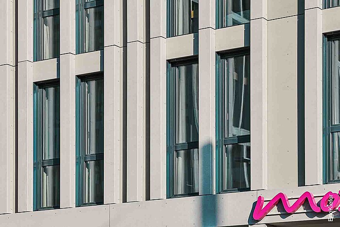 Vue détaillée de l'extérieur, fenêtres visibles, Moxy Hotel, Wankdorf-City à Berne