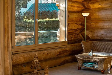 Photo d'intérieur d'une nouvelle construction moderne de style blockhaus à Amden, St-Gall, avec un intérieur en bois clair et des fenêtres en bois EgoWoodstar EgoKiefer de haute qualité, qui créent une atmosphère d'habitation douillette.