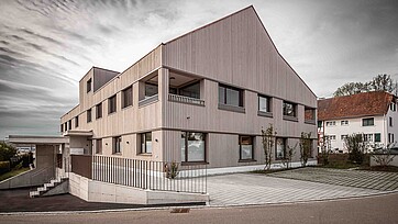 Immagine di scena, ripresa esterna dell'edificio residenziale e commerciale Schööfferwis a Kaltenbach