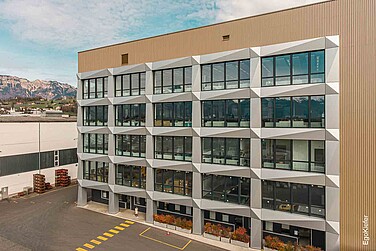 Aussenaufnahme der neuen Halle 16, Fassade mit Holz/Aluminium-Fenstern EgoAllstar