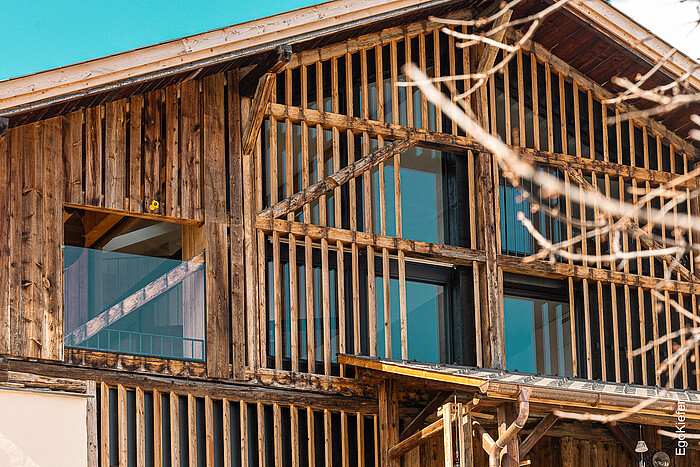 Ferienwohnung "Chasa Pütvia", Aussenaufnahme mit EgoKiefer Holz/Aluminium-Fenstern im Bild