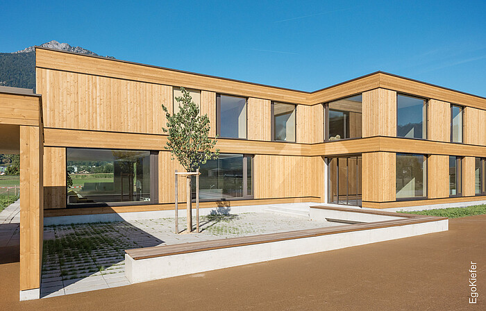 Aussenaufnahme des Neubaus Fondation «La Chaloupe», Collombey mit Holz/Aluminium-Fenstern EgoAllstar