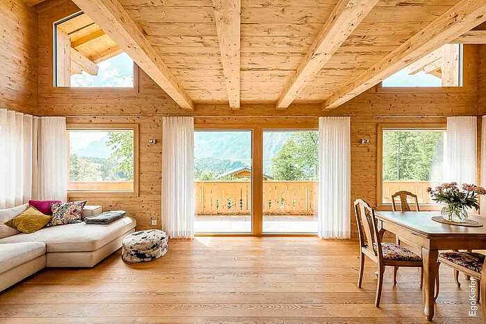 Innenaufnahme Einfamilienhaus in Schwanden, Blick aus dem Wohnzimmer