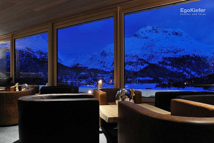 Innenaufnahme mit wunderschönem Ausblick auf das Bergpanorama, Hotel Alpinerock Surlej, Pontresina
