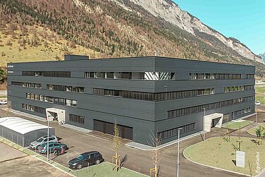 Aussenaufnahme vom Produktionsgebäude BC-Tech AG in Domat/Ems