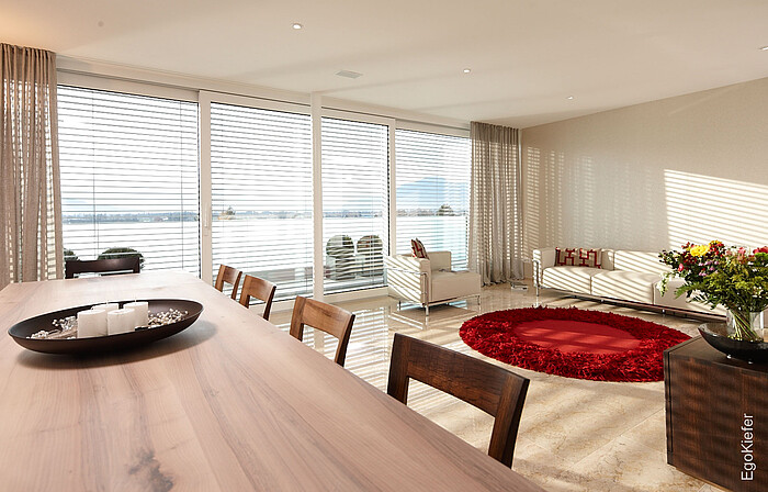 Innenaufnahme Wohnzimmer Terrasenhaus Weiersegg Balgach, Hebeschiebetüren sichtbar