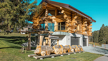 Foto dell'esterno della casa di legno di Amden SG
