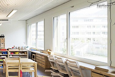 Neubau Kindergarten Kerns, Innenaufnahme Klassenzimmer mit grossen Fenstern