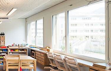 Neubau Kindergarten Kerns, Innenaufnahme Klassenzimmer mit grossen Fenstern