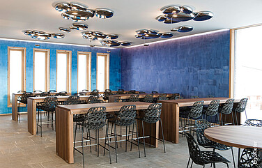 Innenaufnahme Bergrestaurant Muottas Muragl, fünf Fenster sichtbar
