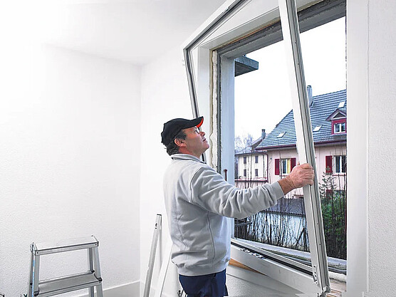 Fensterwartung in Nahaufnahme – Fensterrenovation oder Fensterwartung: Was ist besser? – EgoKiefer
