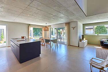 Geräumige moderne Küche mit Insel, Essbereich und Blick auf die Terrasse