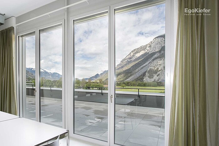 Innenaufnahme des Gewerbehauses Rossboden, Fensterfrot mit wunderschöner Aussicht auf die Bünder Berge, 