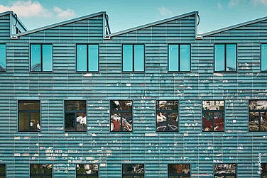 Aussenaufnahme der neuen Produktionshalle der Lanz-Anliker AG mit EgoKiefer Holz/Aluminium-Fenstern EgoAllstar