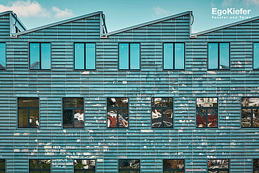 Photo extérieure de la nouvelle halle de production de Lanz-Anliker AG avec les fenêtres EgoKiefer bois/aluminium EgoAllstar