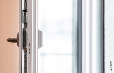 Detailaufnahme eines offenen Fensters, Wohnüberbauung LUWA-Areal in Muri