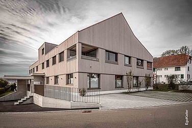 Aussenansicht des Wohn- und Geschäftshauses Schöfferwis in Kaltenbach mit EgoKiefer Holz/Aluminium-Fenstern EgoAllstar