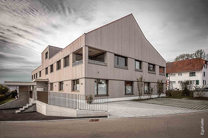 Ripresa esterna dell'edificio residenziale e commerciale Schööfferwis a Kaltenbach con finestre in legno/alluminio EgoAllstar