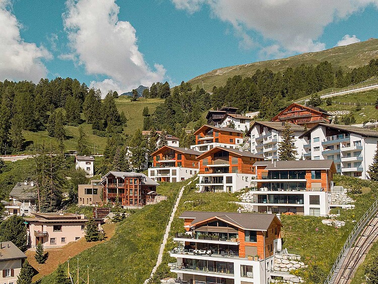 Aussenaufnahme der sechs Mehrfamilienhäuser via Tinus, St. Moritz