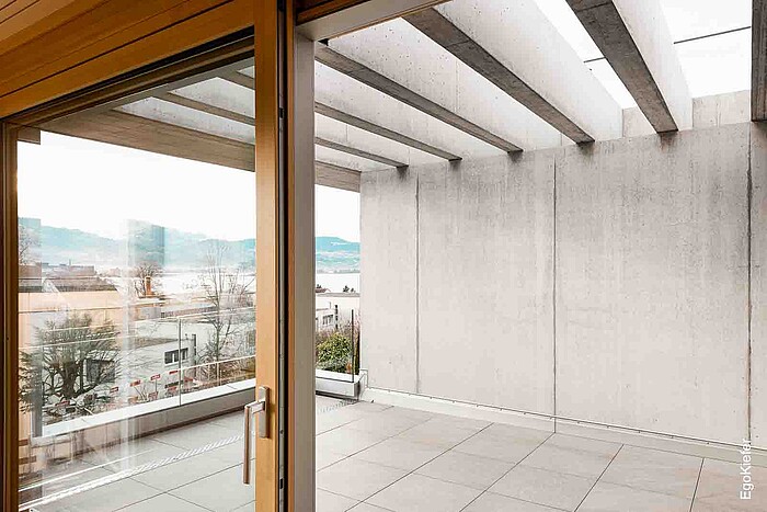 Vue intérieure de la porte coulissante à levage, maison double dans la région de Zurich