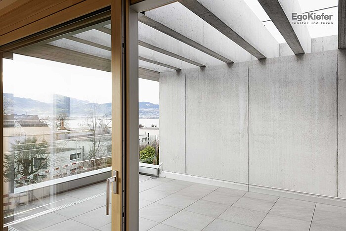 Vue intérieure de la porte coulissante à levage, maison double dans la région de Zurich