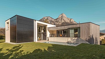 Foto dell'esterno di una casa unifamiliare a Mels con finestre EgoKiefer in legno/alluminio EgoAllstar