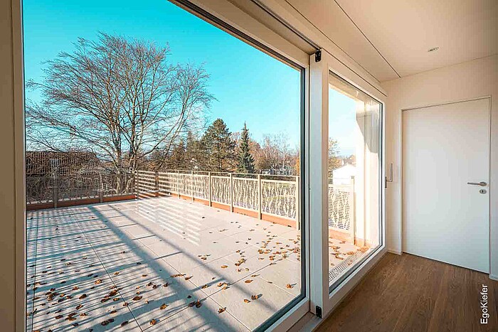 Detailaufnahme einer Hebeschiebetüre mit Sicht nach Draussen