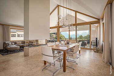 Innenaufnahme eines Einfamilienhauses/Villa in Liechtenstein, grosses Giebelfenster sichtbar